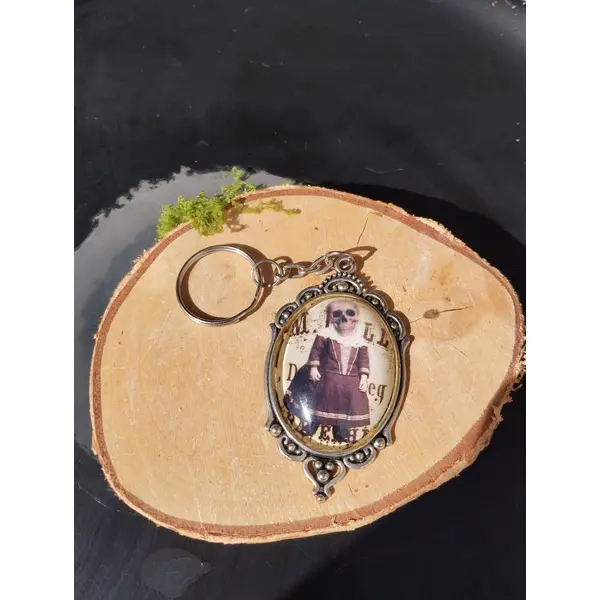 Porte-clés "mademoiselle memento mori"