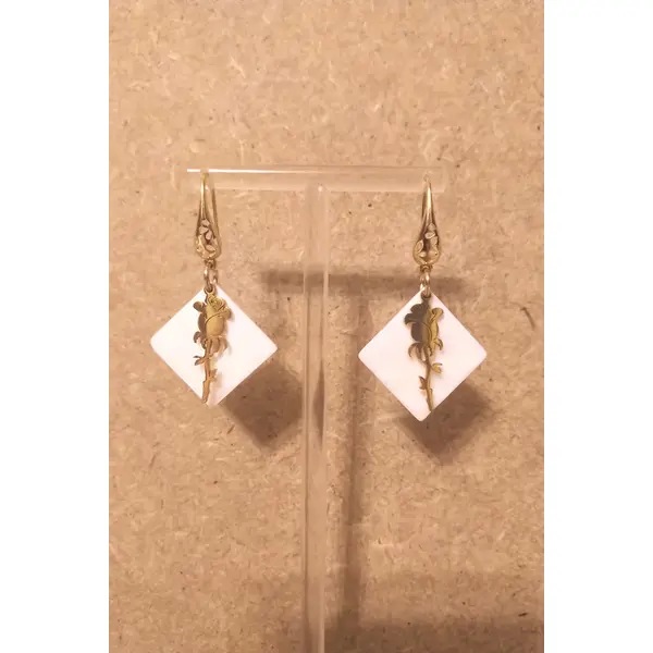 Boucles d'oreilles florale nacre blanche .
