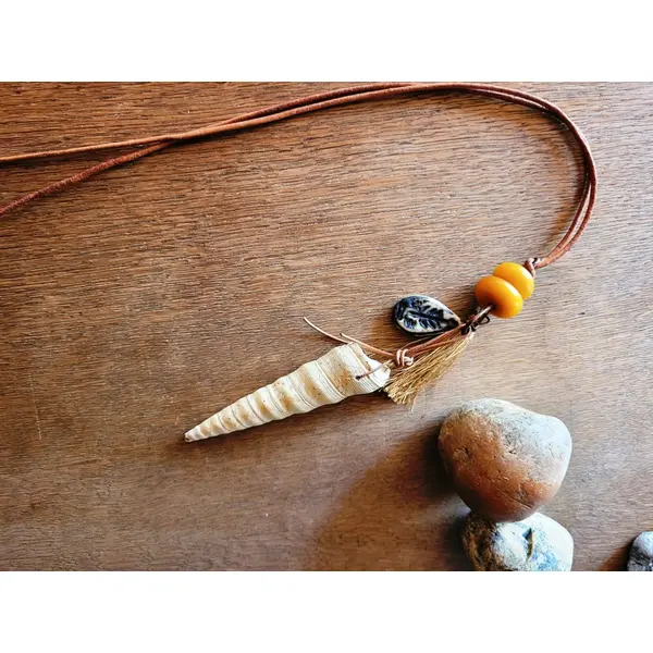 Un collier sautoir ethnique nature avec grand coquillage, céramique artisanale, agate ..: "le crépuscule eveillé"