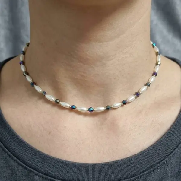 Collier ras du cou perles fait main, choker élégant perles nacrées et cristaux irisés, bijou artisanal femme