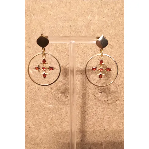 Boucles d'oreilles verre et acier inoxydable doré .