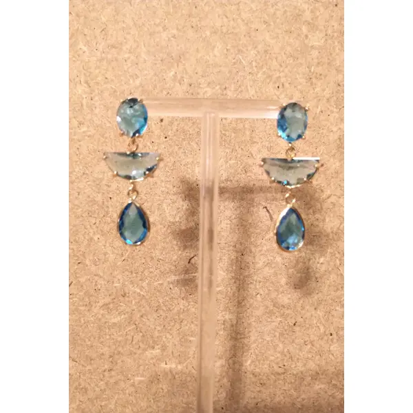 Boucles d'oreilles verre et acier inoxydable doré .