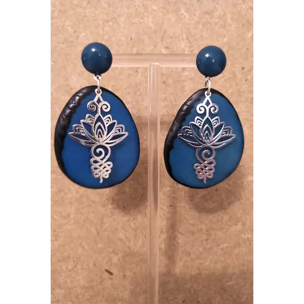 Boucles d'oreilles ivoire végétal artisanal turquoise .