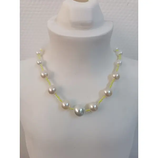 Collier ras du cou perles nacrées et perles de verre jaune fluo, bijou fait main élégant et lumineux
