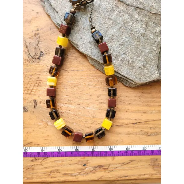 Un collier ras de cou classique , pour elle ou pour lui, avec splendides perles cubes en verre : "dompteuses de séduction"