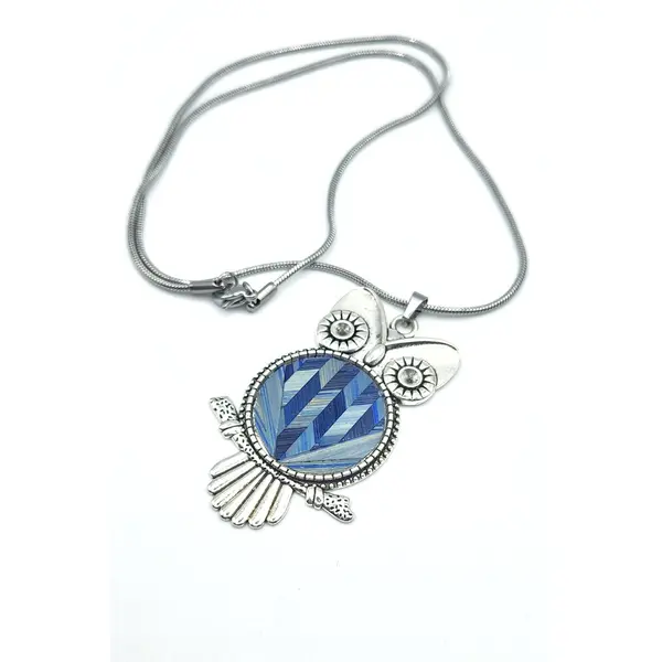 Collier femme, artisanal en marqueterie de paille et métal – motif chouette et marqueterie de paille