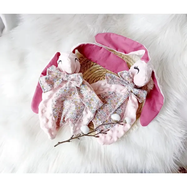 Doudou petit lapin rose clair