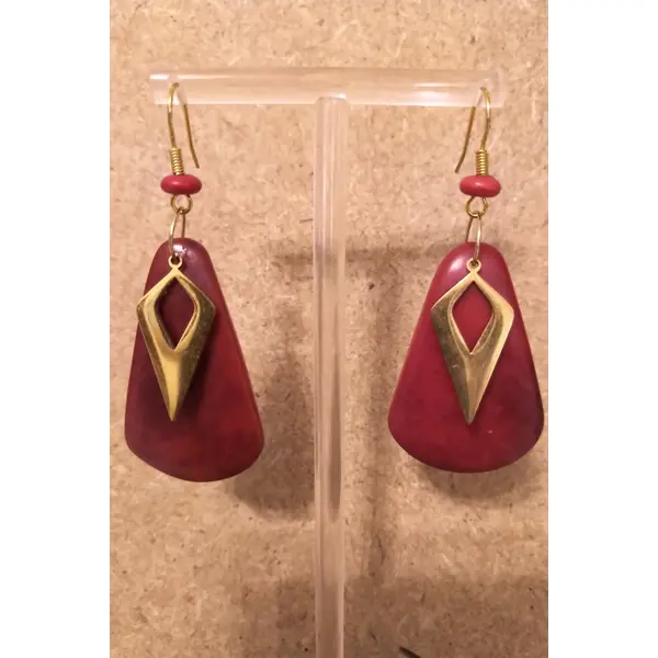 Boucles d'oreilles ivoire végétal artisanal rouge foncé .