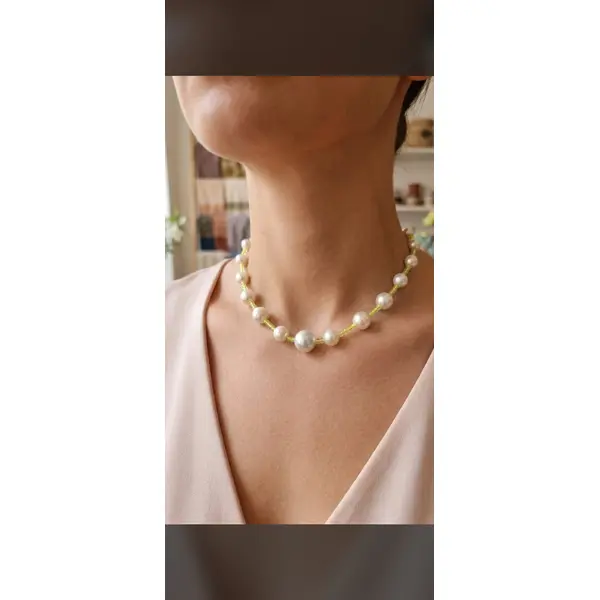 Collier ras du cou perles nacrées et perles de verre jaune fluo, bijou fait main élégant et lumineux