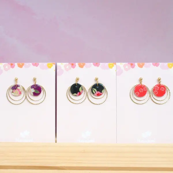 Boucles d'oreilles pendantes avec des anneaux en acier inoxydable et un médaillon avec du papier japonais résiné