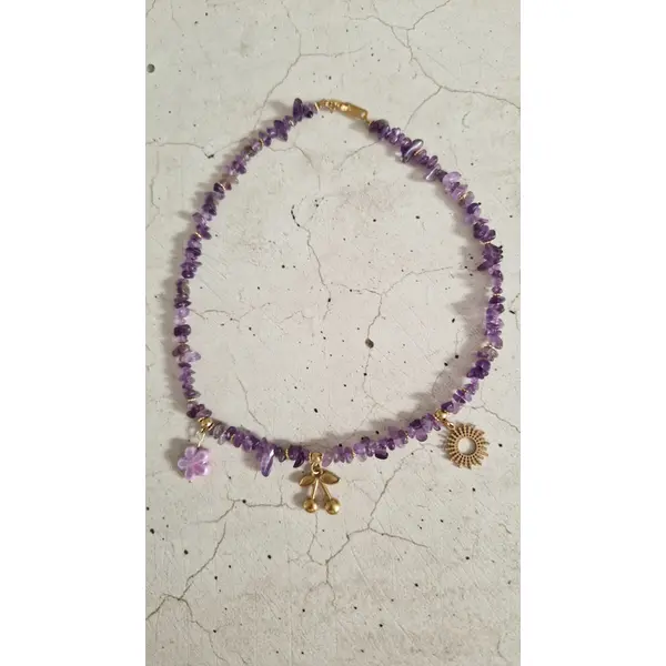 Collier chips et breloques améthyste
