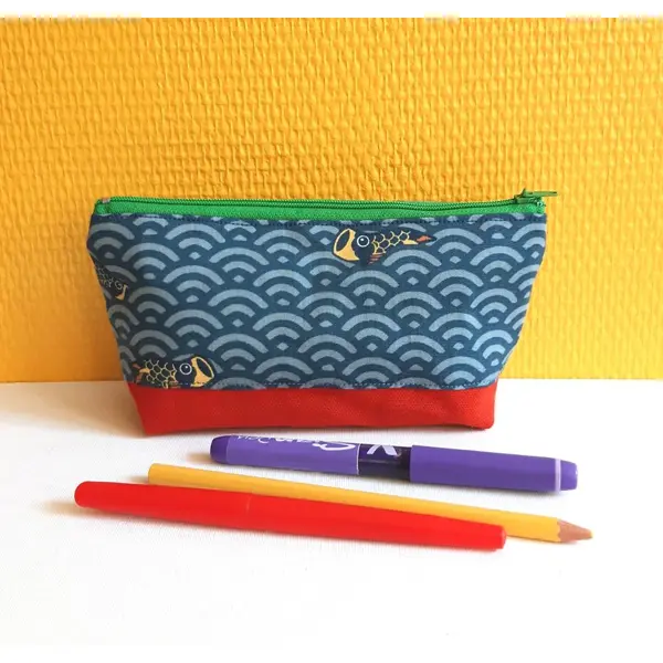 Trousse bleue triangle entoilée vagues et poissons carpes japonaises accessoire école dessin