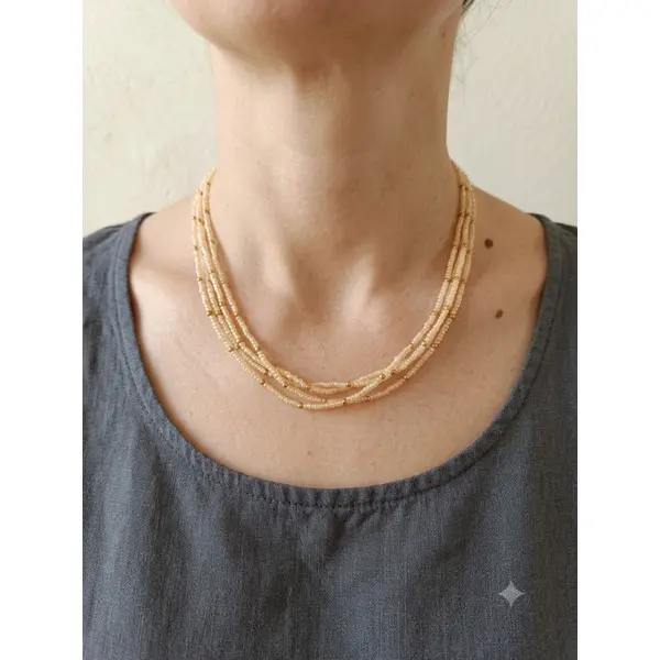 Collier 4 rangs perles beiges et dorées, fait main, élégant et raffiné, neuf