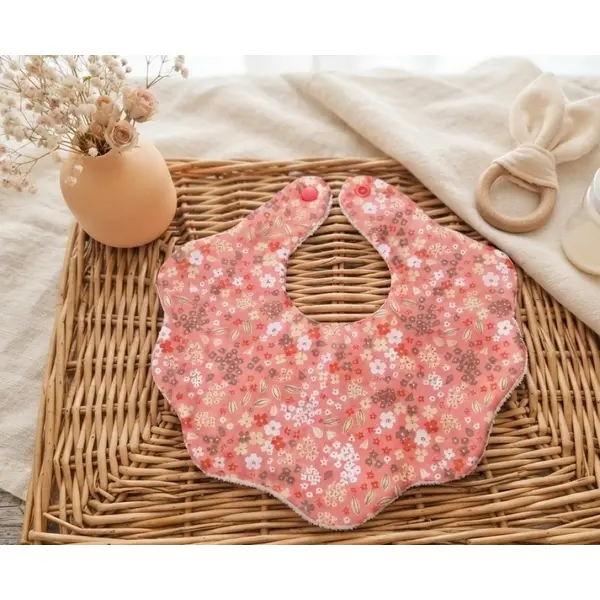 Bavoir naissance fleur coton imprimé et éponge