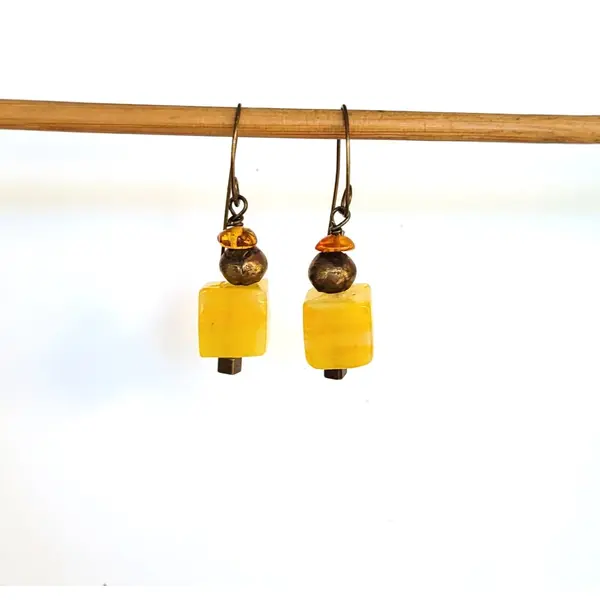 Un collier ras de cou classique , pour elle ou pour lui, avec splendides perles cubes en verre : "dompteuses de séduction"