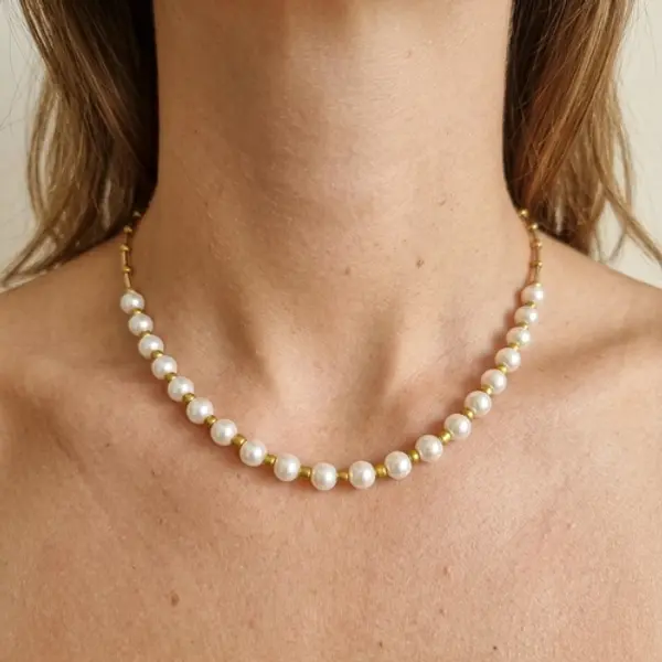 Collier ras du cou en perles blanches et perles dorées, bijou artisanal fait main, élégance intemporelle