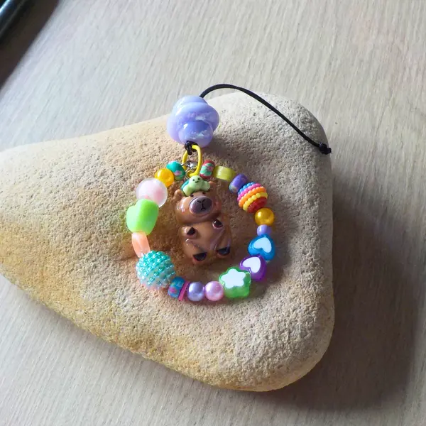 Bijou de téléphone capybara cercle de perles colorées rondes et coeurs