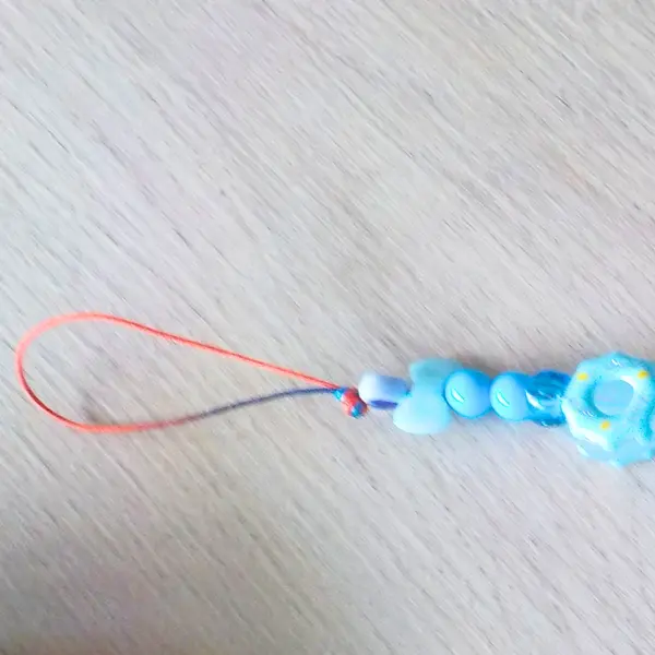 Bijou de telephone grigri de sac bébé capybara capibala mignon biberon perles acryliques donuts noeud papillon bleu fleurs