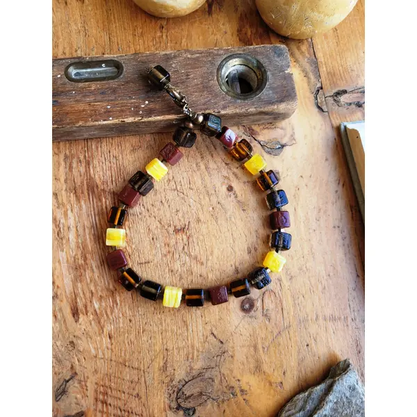 Un collier ras de cou classique , pour elle ou pour lui, avec splendides perles cubes en verre : "dompteuses de séduction"