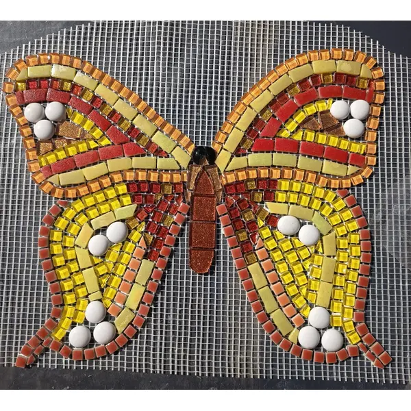 Papillon en mosaïque fait main – décoration murale colorée jaune rouge et or – art en verre – création artisanale unique