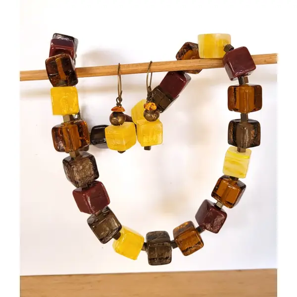 Un collier ras de cou classique , pour elle ou pour lui, avec splendides perles cubes en verre : "dompteuses de séduction"