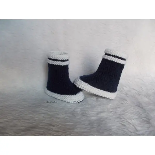 Chaussons bébé style bottes de pluie 0/3 mois blanc et bleu marine tricotés main en laine mérinos