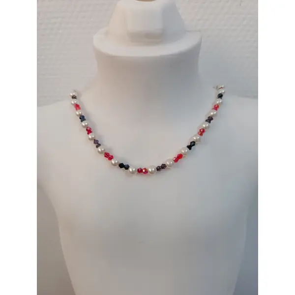 Collier ras du cou fait main en perles nacrées et cristaux rouges, noirs et violets, bijou élégant et raffiné