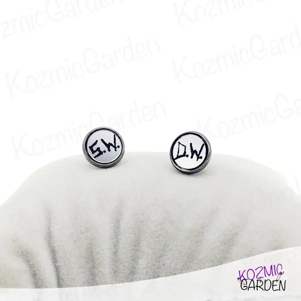 Boucles d'oreilles supernatural — initiales dean & sam winchester bijoux série tv