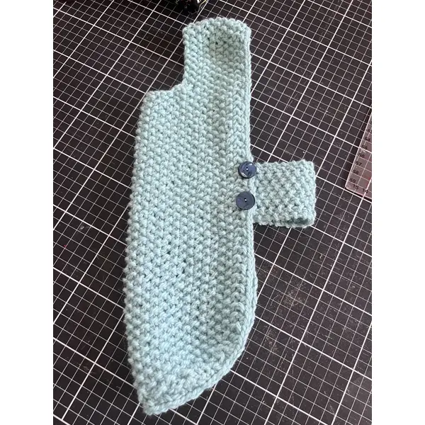 Manteau pour chien tricoté main bleu ciel – taille m – yorkshire, caniche nain, spitz