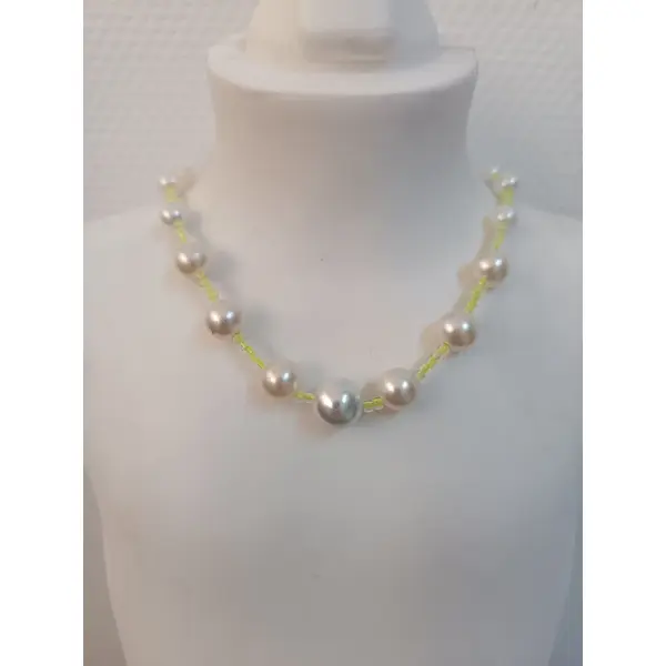 Collier ras du cou perles nacrées et perles de verre jaune fluo, bijou fait main élégant et lumineux