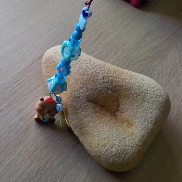 Bijou de telephone grigri de sac bébé capybara capibala mignon biberon perles acryliques donuts noeud papillon bleu fleurs