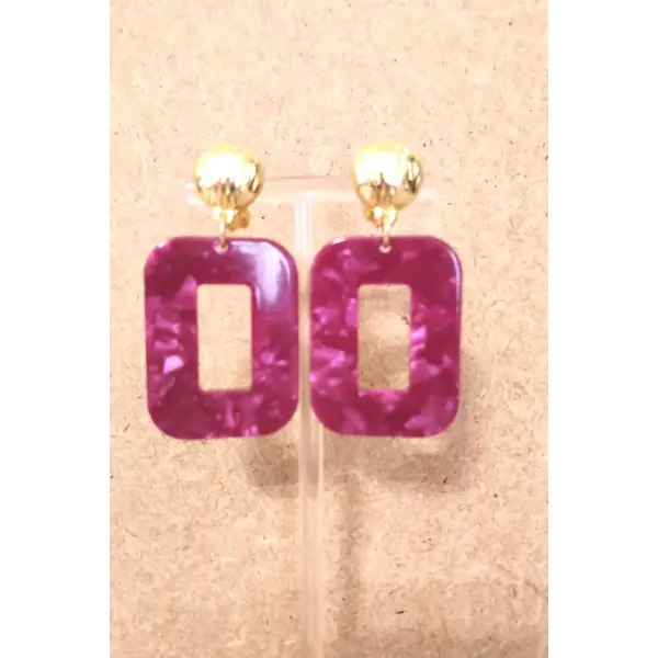 Boucles d'oreilles clipsées en résine fuchsia moiré .