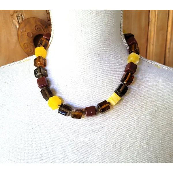 Un collier ras de cou classique , pour elle ou pour lui, avec splendides perles cubes en verre : "dompteuses de séduction"