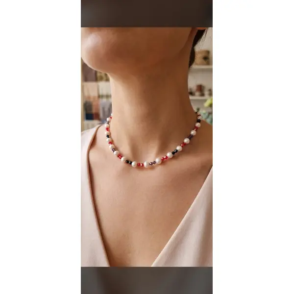 Collier ras du cou fait main en perles nacrées et cristaux rouges, noirs et violets, bijou élégant et raffiné