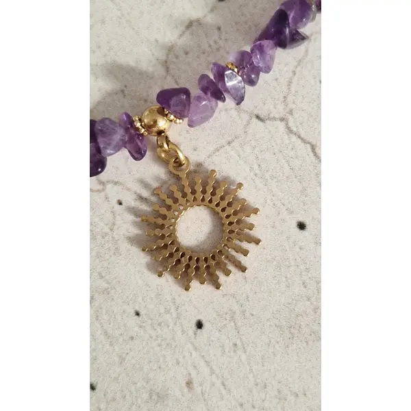 Collier chips et breloques améthyste