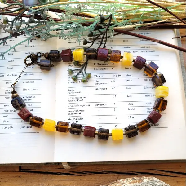 Un collier ras de cou classique , pour elle ou pour lui, avec splendides perles cubes en verre : "dompteuses de séduction"