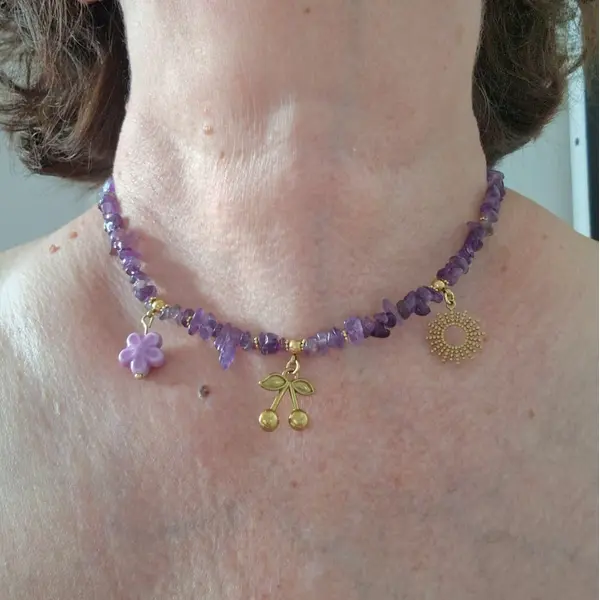 Collier chips et breloques améthyste