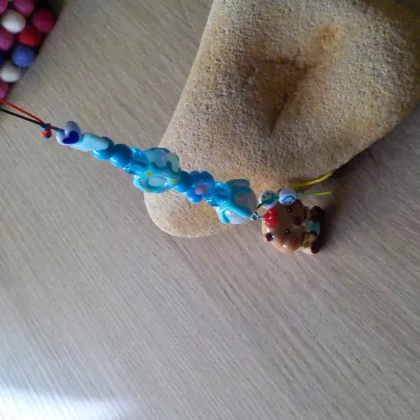 Bijou de telephone grigri de sac bébé capybara capibala mignon biberon perles acryliques donuts noeud papillon bleu fleurs