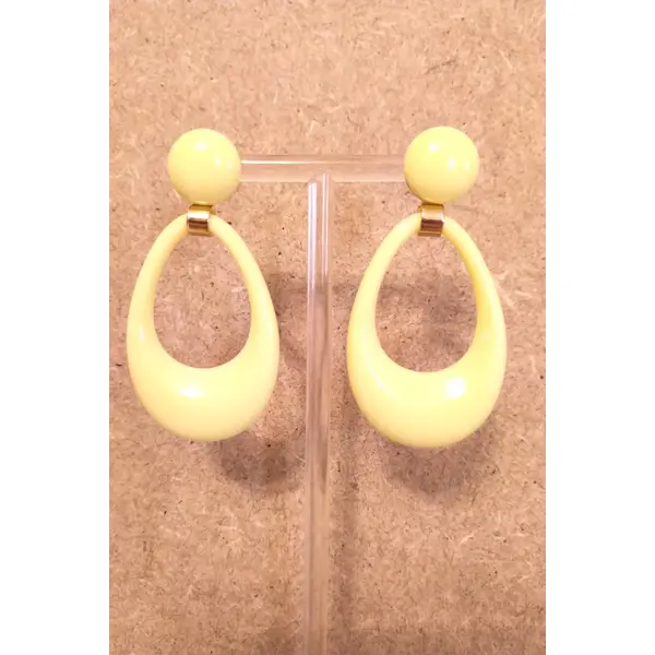 Boucles d'oreilles résine jaune clair .