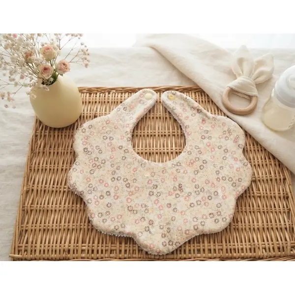 Bavoir naissance fleur coton imprimé et éponge