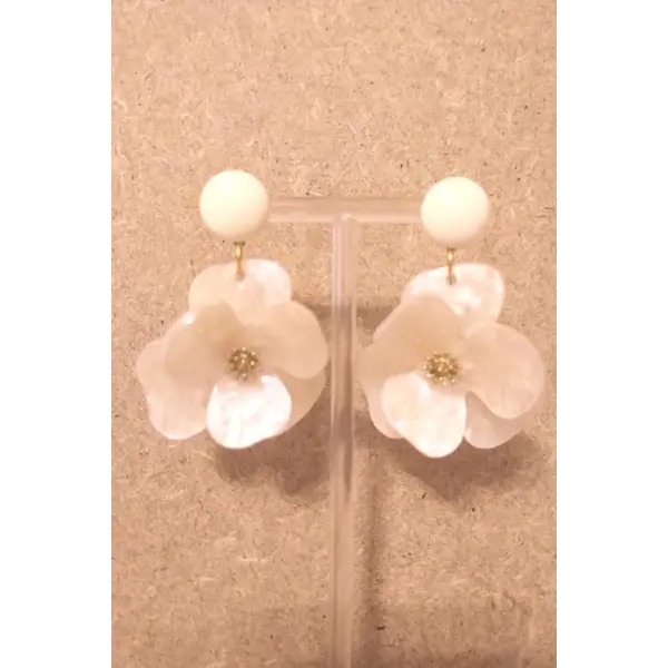 Boucles d'oreilles résine florale beige moiré .