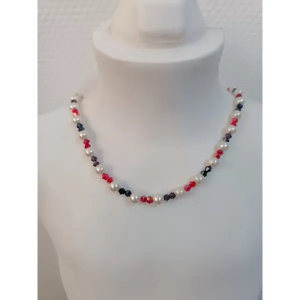 Collier ras du cou fait main en perles nacrées et cristaux rouges, noirs et violets, bijou élégant et raffiné
