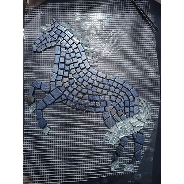 Cheval en mosaïque fait main – décoration murale en verre gris argent – art animalier – création artisanale unique