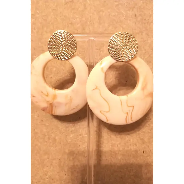 Boucles d'oreilles résine fleur de lait caramel .