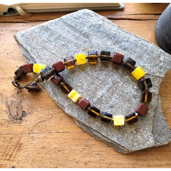 Un collier ras de cou classique , pour elle ou pour lui, avec splendides perles cubes en verre : "dompteuses de séduction"