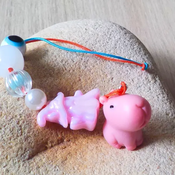 Bijou de téléphone capybara rose et perle talisman oeil grec grigri kawaii accessoire tendance