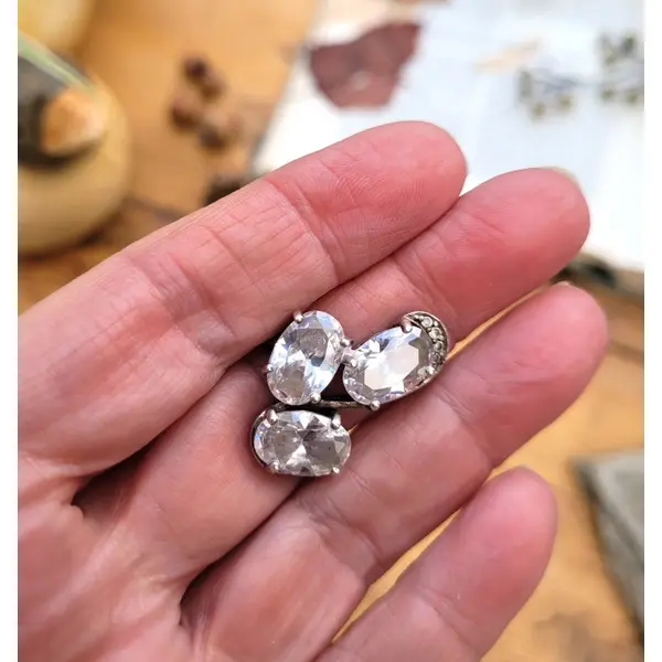 Une bague argent massif 925 , taille 58.5, avec 3 cabochons en cristal de roche et strass .... pour le côté vintage !!!!